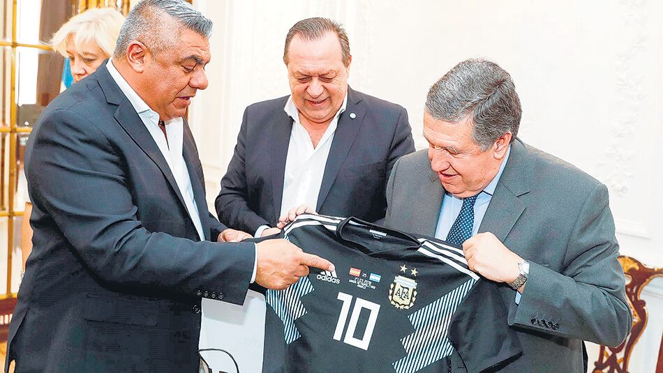 Tapia le entrega una camiseta de Argentina al embajador Puerta.