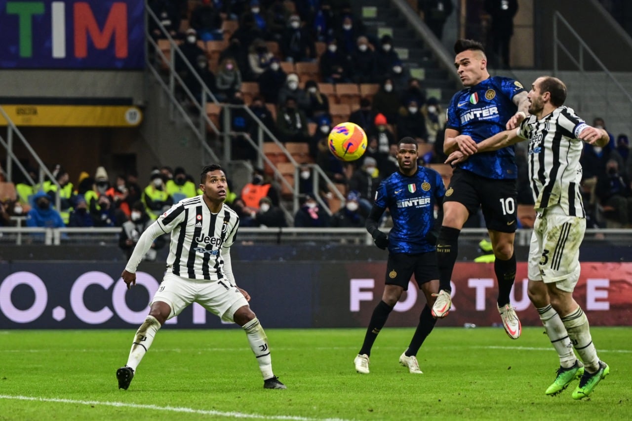 Lautaro Martínez le gana de cabeza a Chiellini. La pelota se la quedaría el arquero de la Juve
