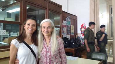 Mariana Victoria Flores y su madre, Laura Repetti, después de declarar en la audiencia. 