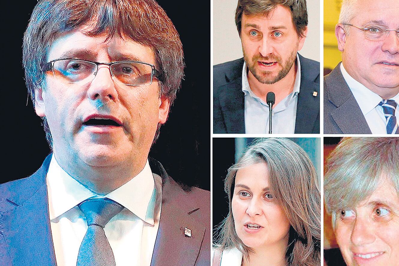 Puigdemont y los cuatro ex ministros que enfrentan una orden de captura internacional por sedición.