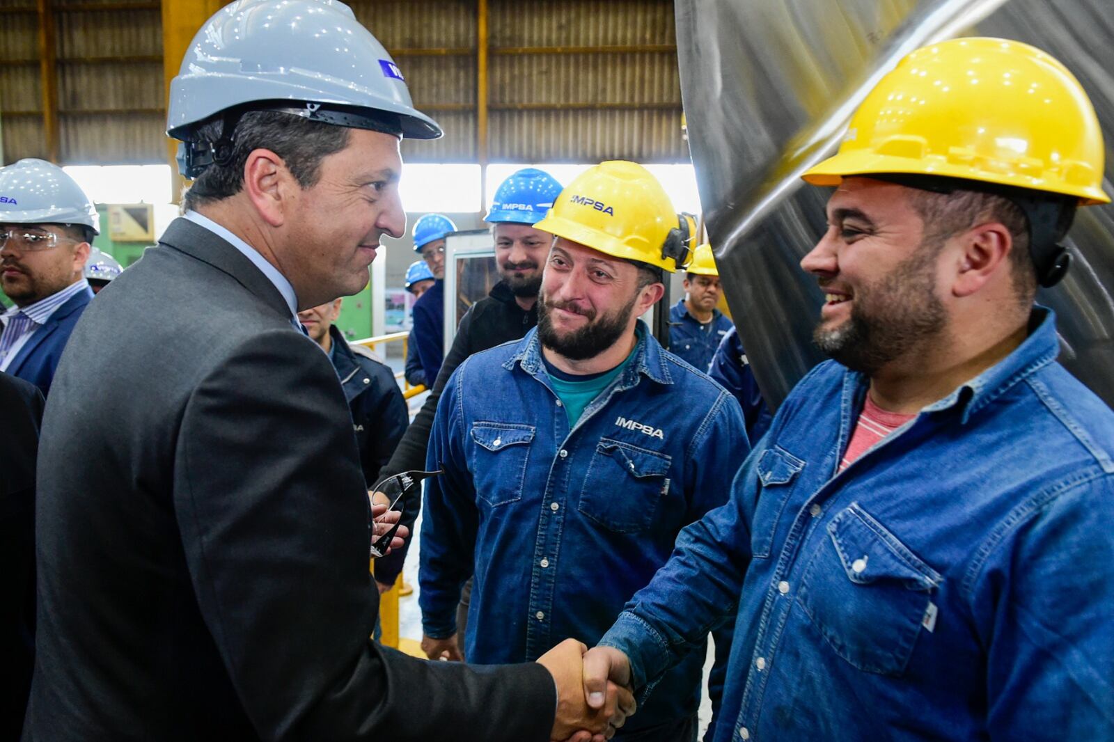 Sergio Massa de campaña en una fábrica.