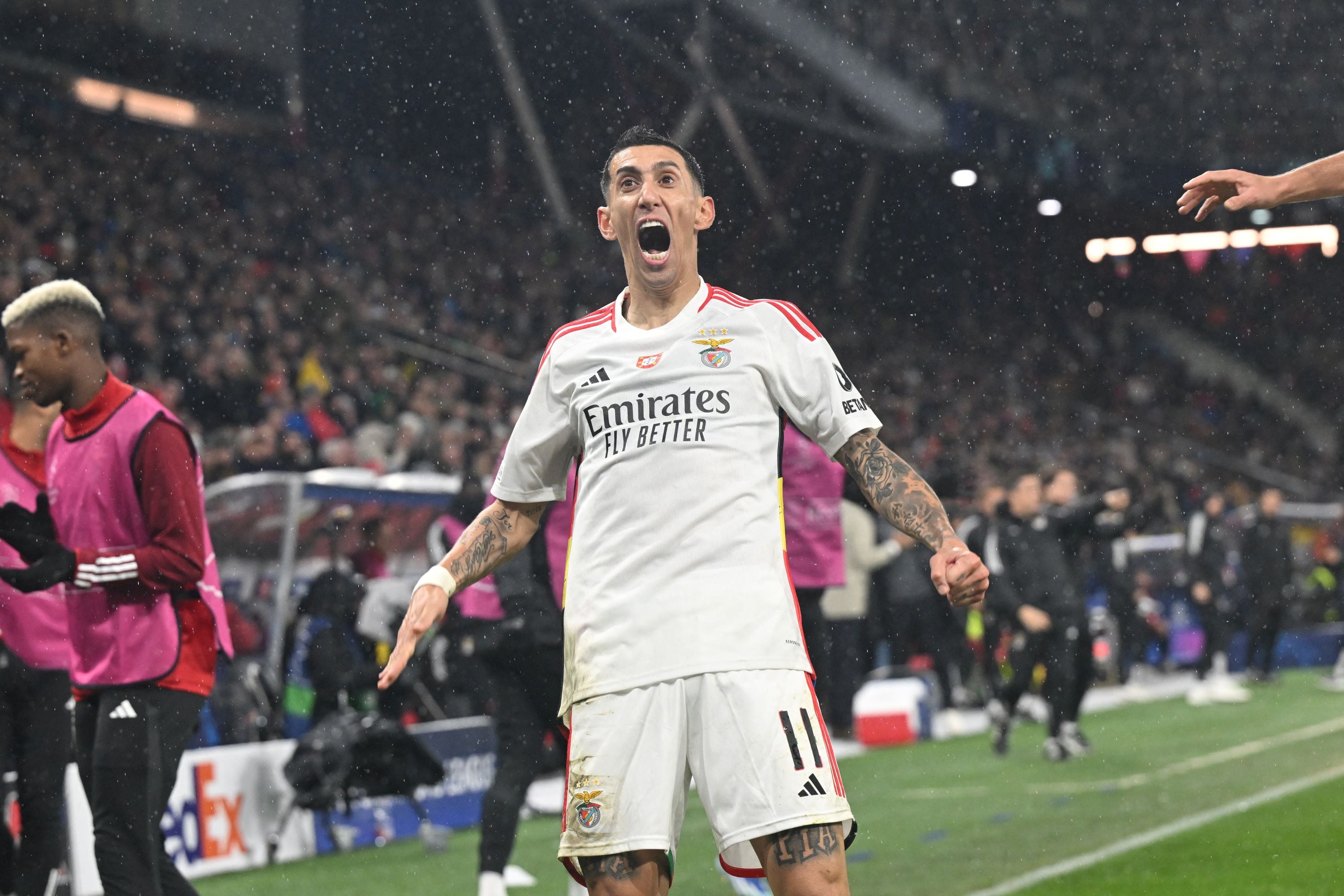 El festejo de Di María tras anotar un gol desde el tiro de esquina
