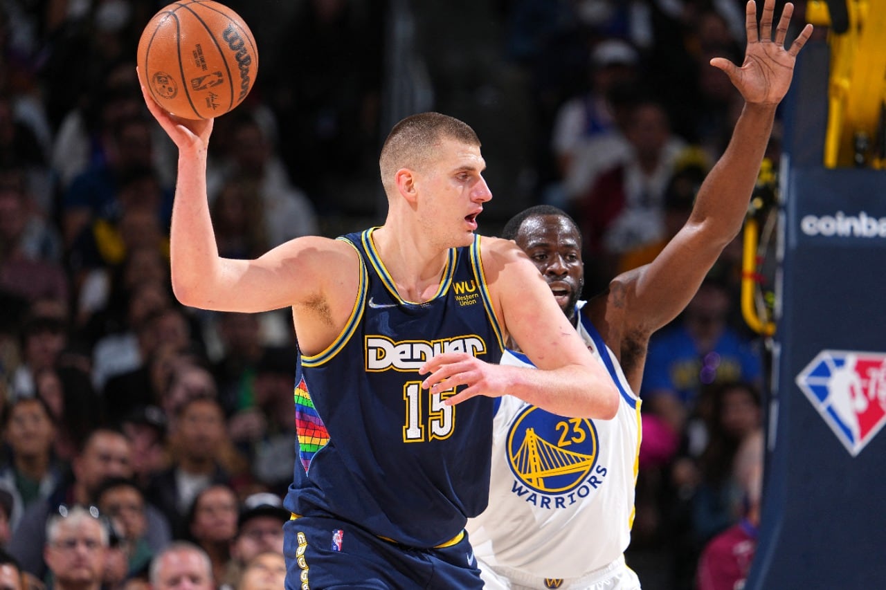Nikola Jokic vs. Draymond Green, uno de los duelos imperdibles de Denver-Golden State. Los Nuggets están 1-3 abajo en la serie de playoffs