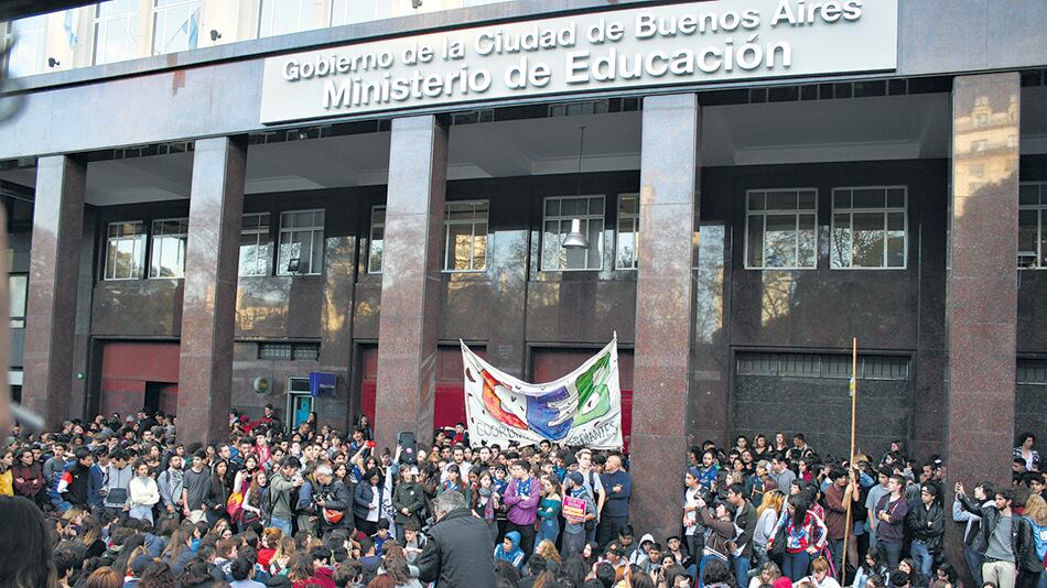 La marcha de los estudiantes derivó en el instructivo sin membrete pero cumplido por los directivos.