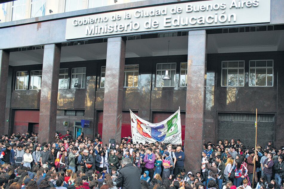 La marcha de los estudiantes derivó en el instructivo sin membrete pero cumplido por los directivos.
