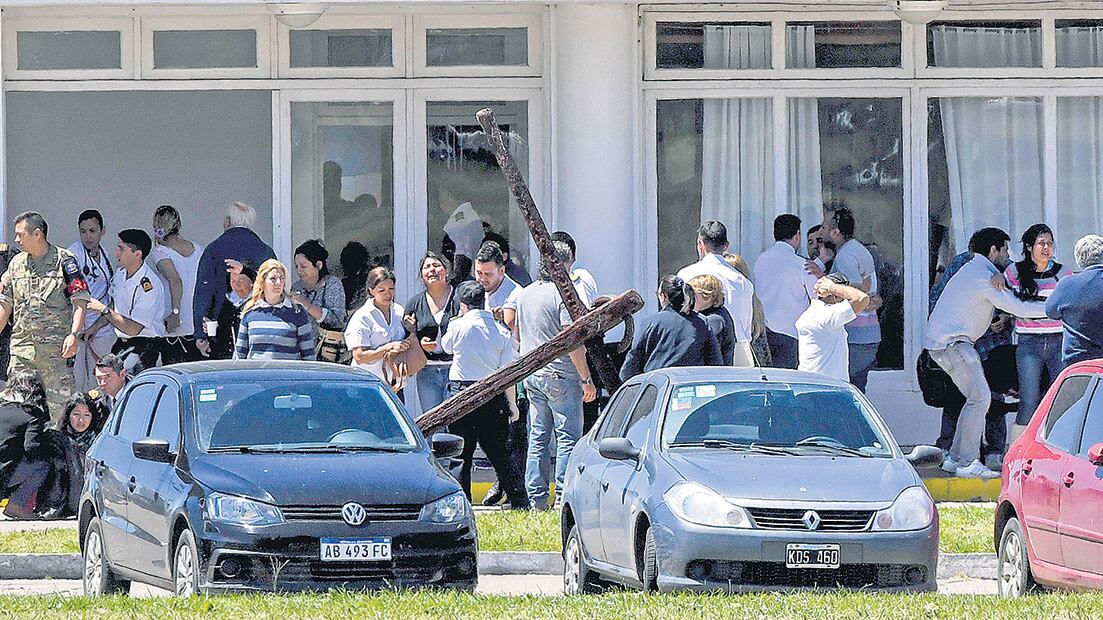 La congoja de los familiares minutos después de haberse enterado de las novedades.