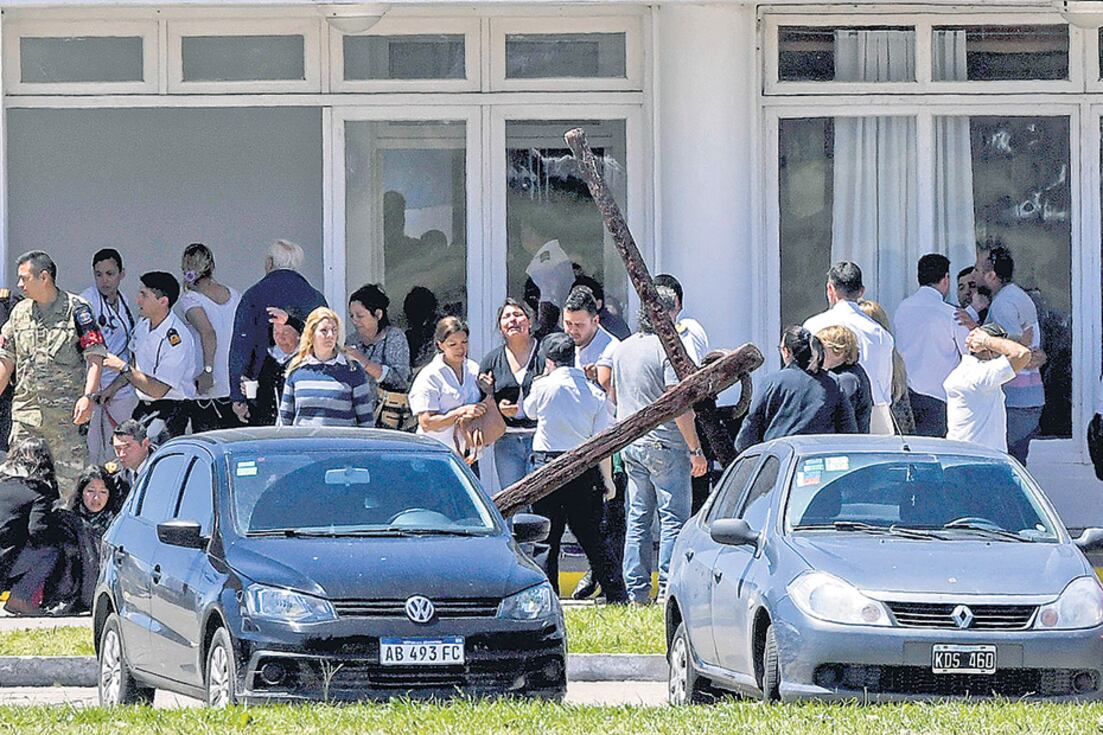 La congoja de los familiares minutos después de haberse enterado de las novedades.