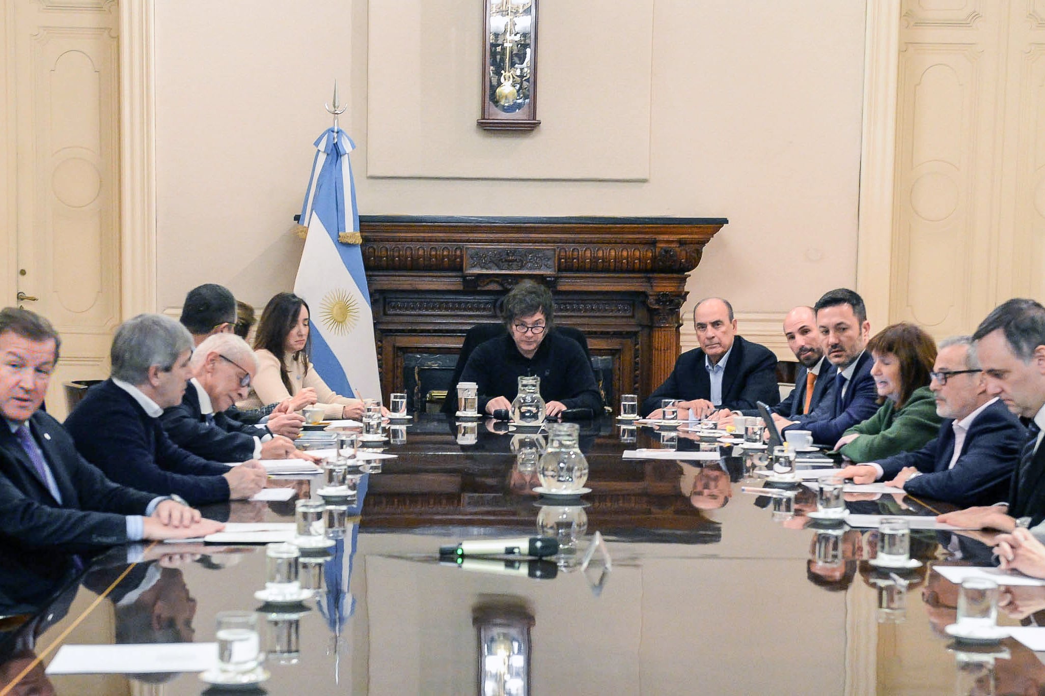 Javier Milei encabezó la reunión con lso funcionarios de primera línea en el Salón Blanco de la Casa Rosada.