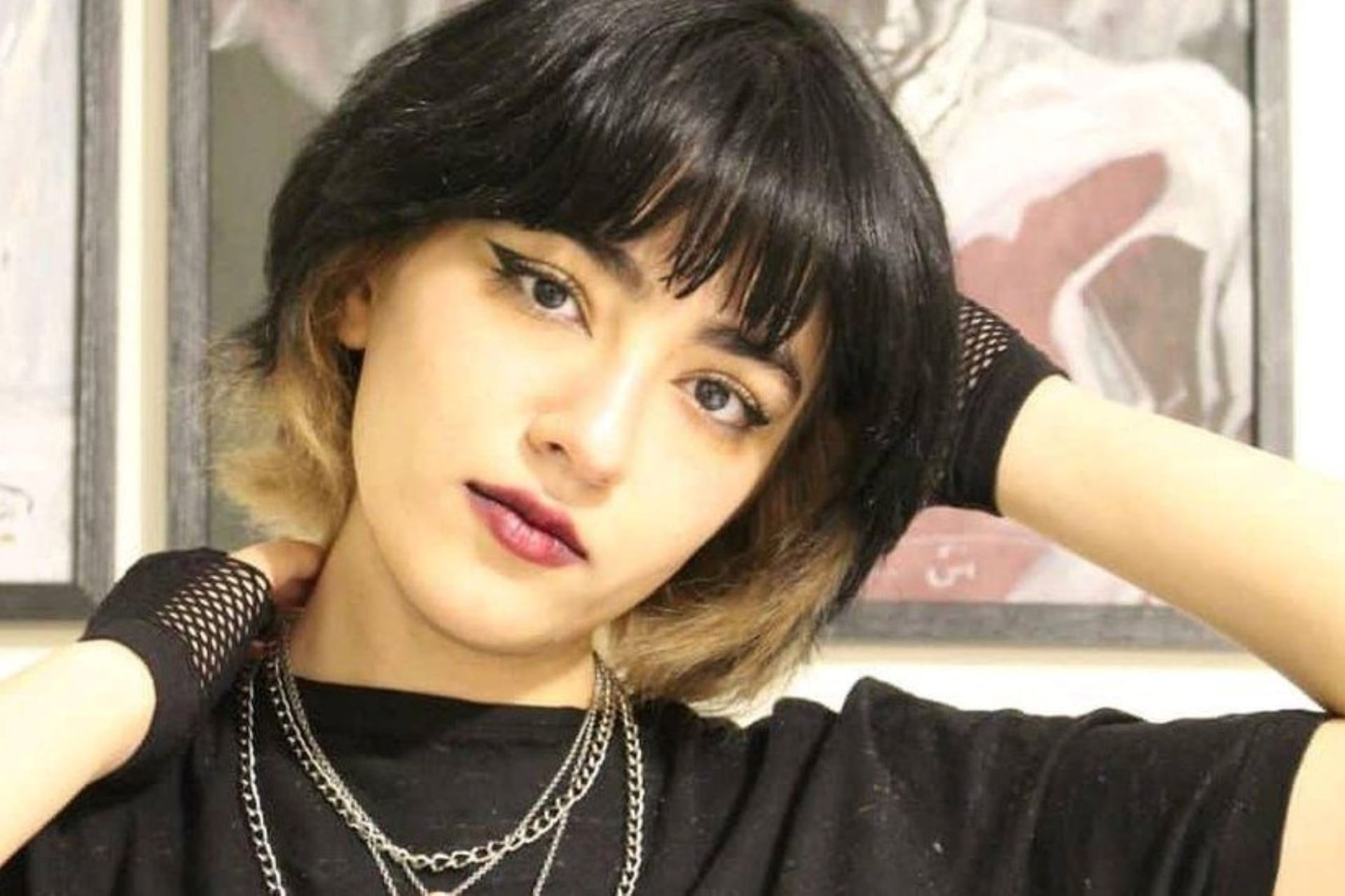 Nika Shakarami fue enterrada en secreto un día después del día en que habría cumplido 17 años. Su familia denunció que las fuerzas de seguridad robaron el cadáver.