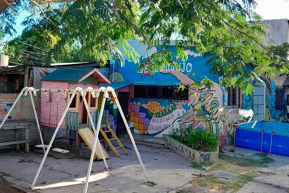 En El Escaramujo familias del barrio llevan a sus hijos y se prepara la merienda.