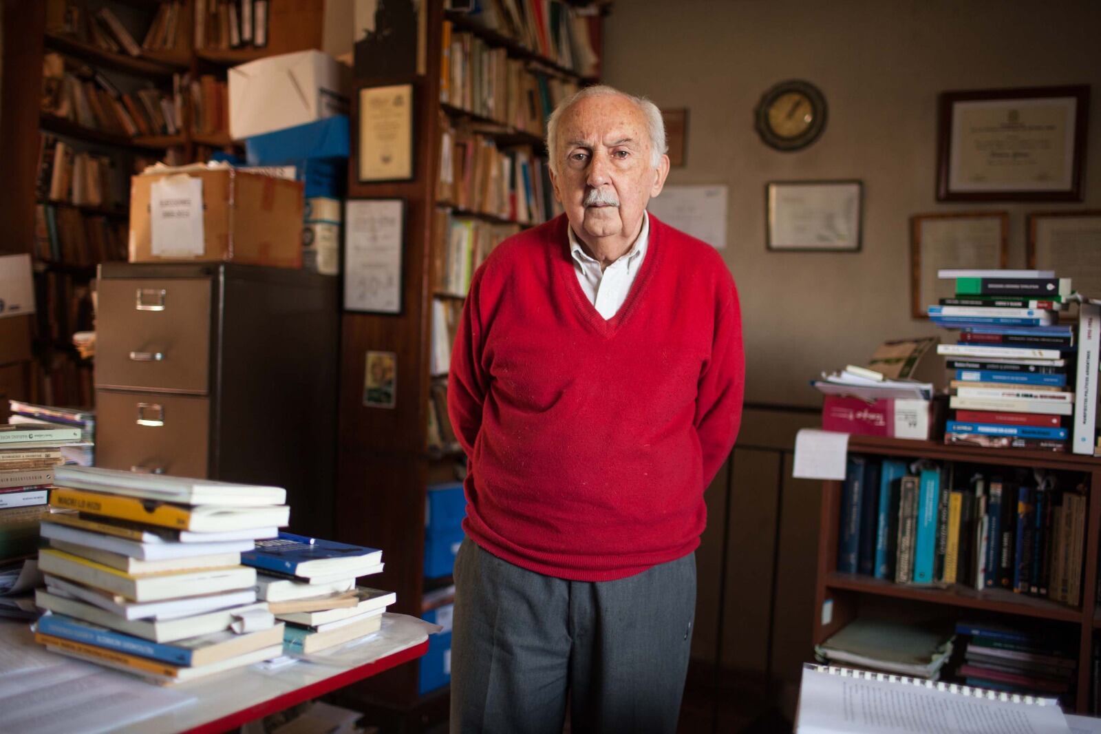 Norberto Galasso en su casa "de siempre", ahora con riesgo de desalojo.