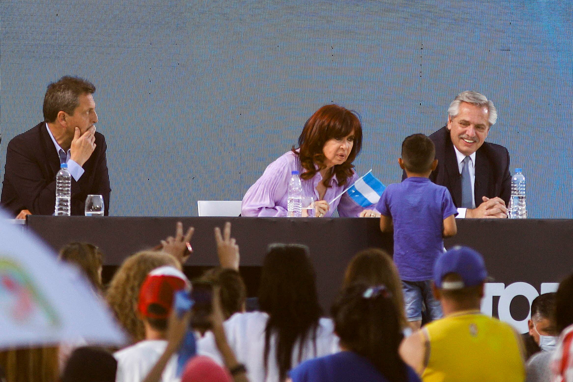 Sergio Massa, Cristina Kirchner y Alberto Fernández en el cierre de campaña en Merlo.