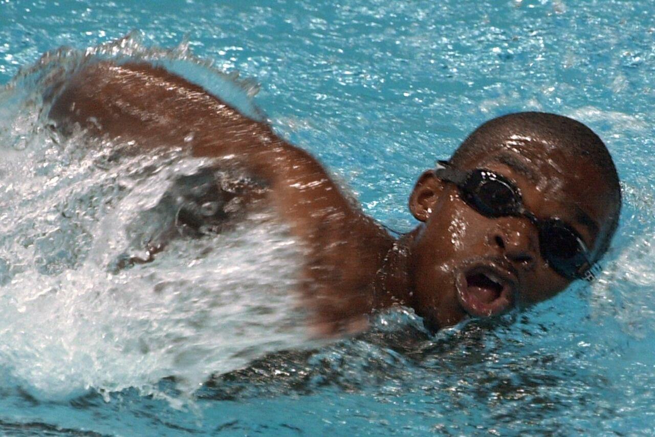 La histórica imagen de Eric Moussambani en la pileta de Sydney 2000.