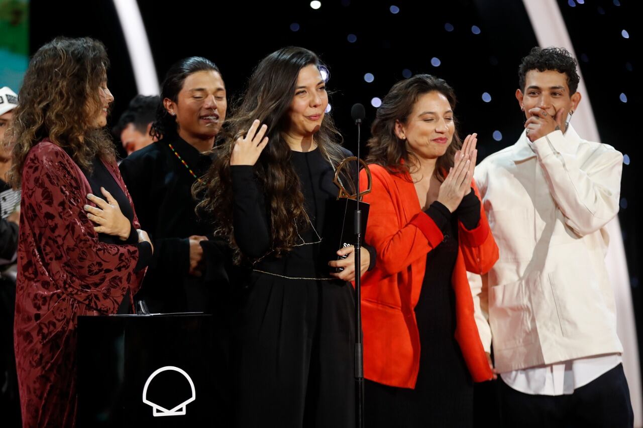 Laura Mora junto al equipo de "Los reyes del mundo" celebra el premio.