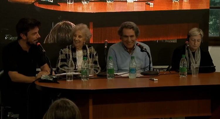 Butler (derecha), junto a Jozami, Carlotto y el presentador, Matías Cerezo.