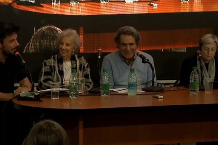 Butler (derecha), junto a Jozami, Carlotto y el presentador, Matías Cerezo.