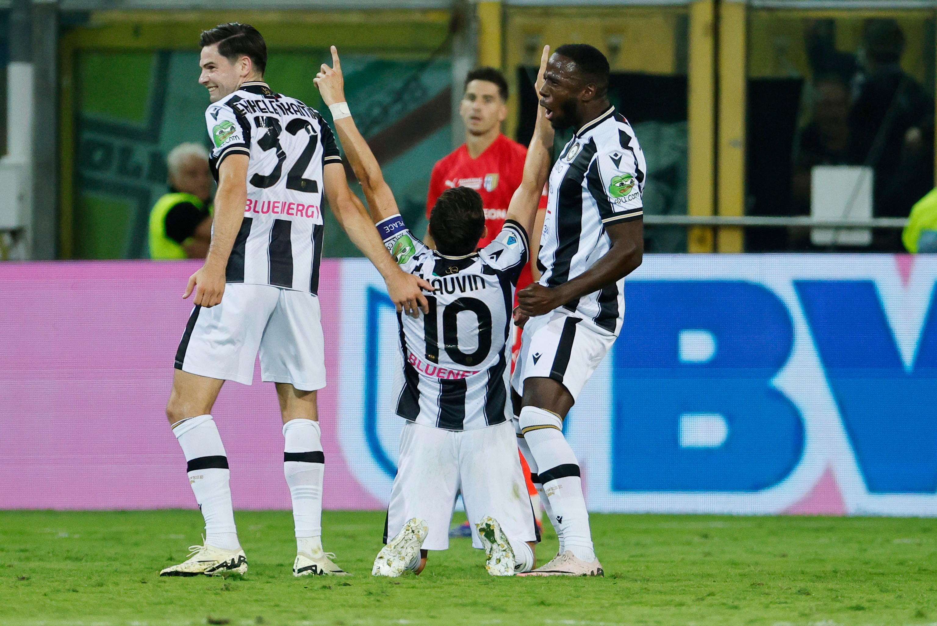 Florian Thauvin celebra su doblete para Udinese, puntero invicto del Calcio