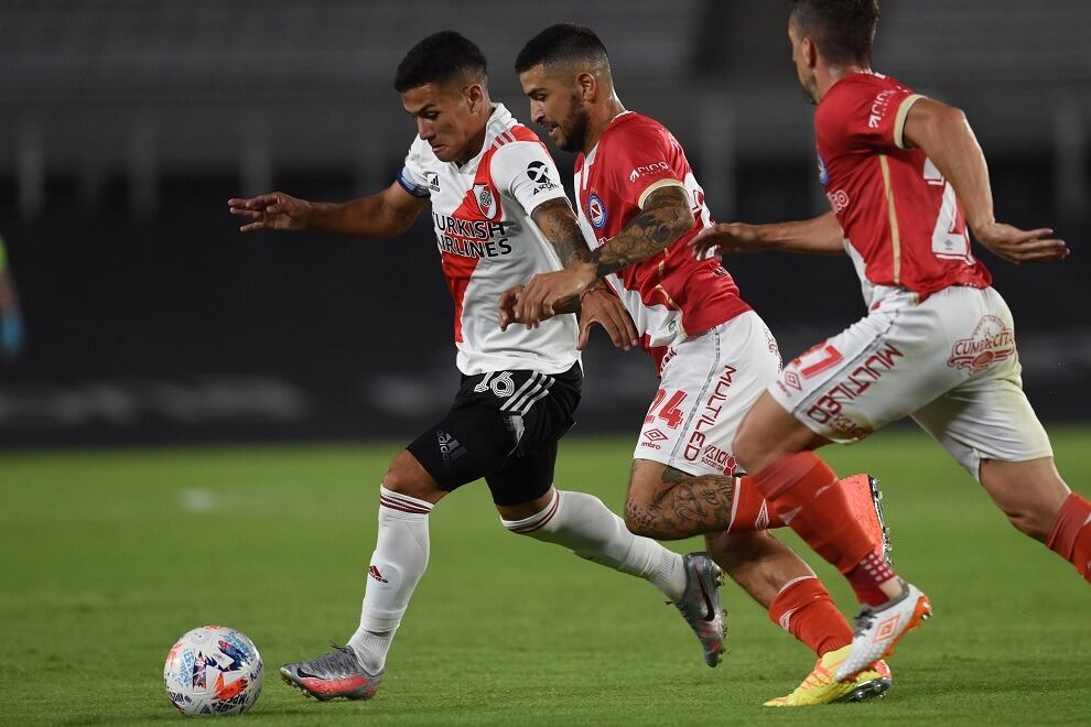 Elías Gómez, marca a Alex Vigo.