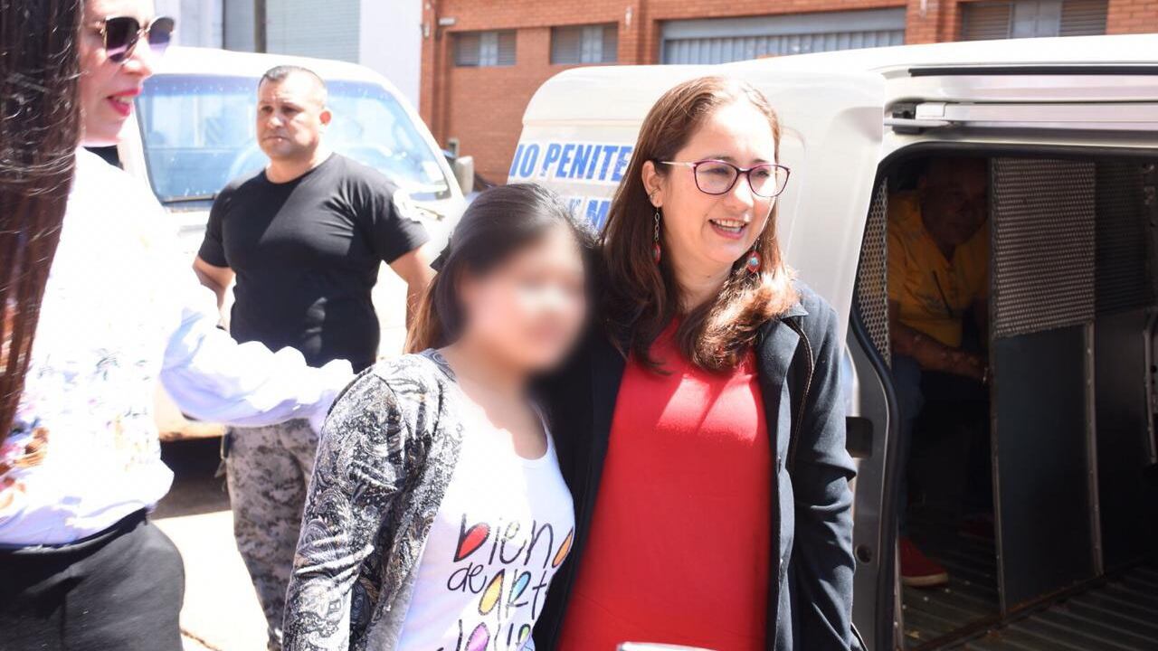 Miryam Bogado, al salir en libertad del juzgado acompañada por su abogada Roxana Rivas.