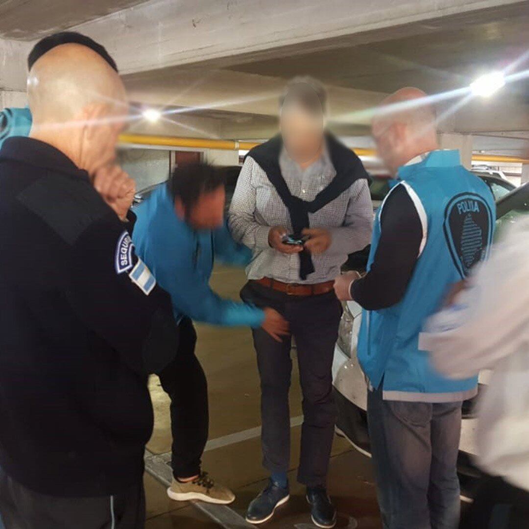 El momento en que la policía detuvo al pediatra.