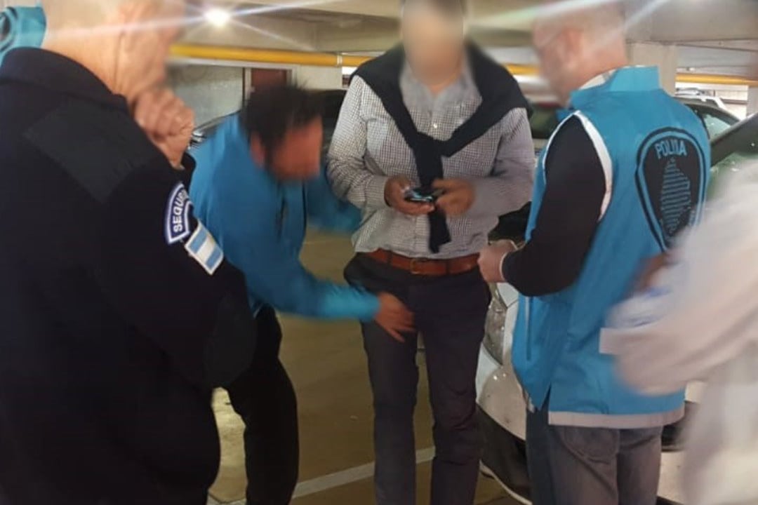 El momento en que la policía detuvo al pediatra.