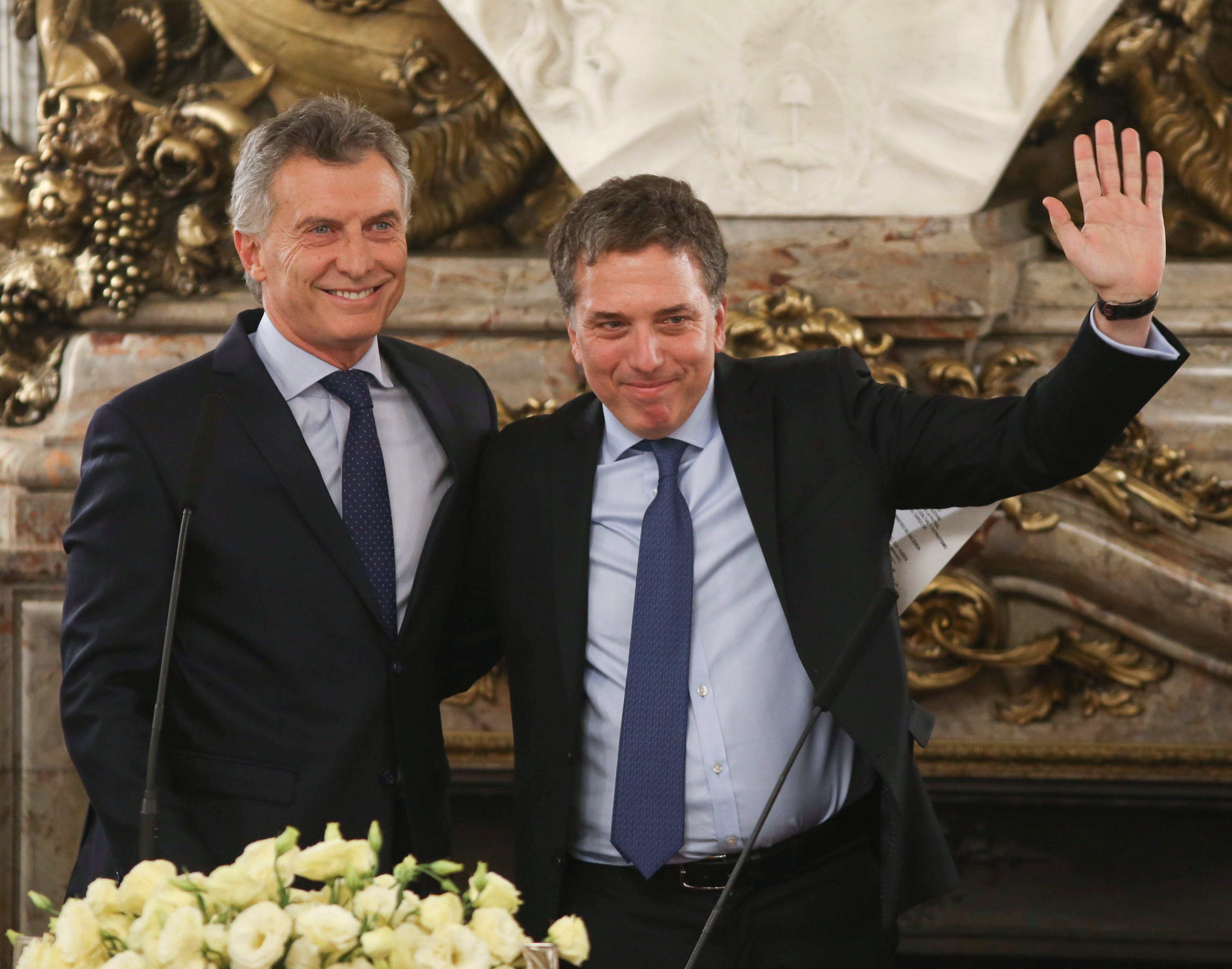 El presidente Mauricio Macri y el ministro de Hacienda, Nicolás Dujovne, saludando un índice de Inflación muy alto.