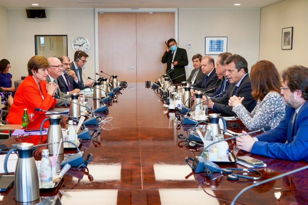 El ministro Massa y la titular del Fondo, Kristalina Georgieva, con sus respectivos equipos.