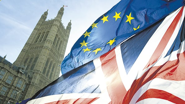 Banderas de la Unión Europea y de Gran Bretaña flamean frente al Parlamento de Londres.
