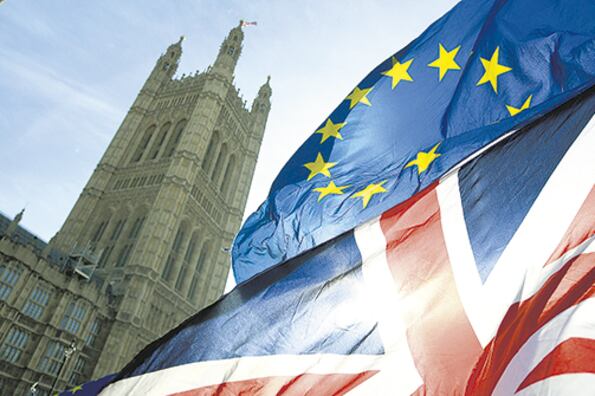 Banderas de la Unión Europea y de Gran Bretaña flamean frente al Parlamento de Londres.