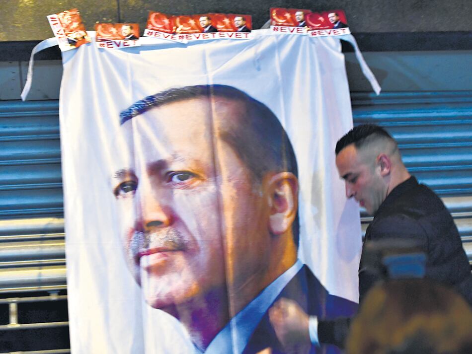 Una bandera de Erdogan cuelga en una protesta frente al consulado turco en Rotterdam.