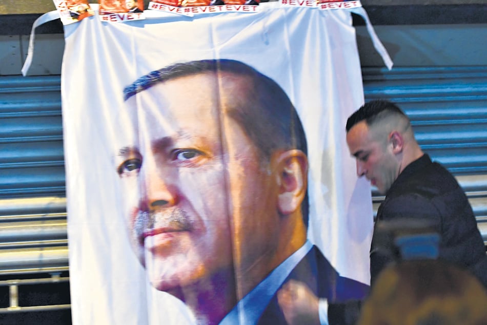 Una bandera de Erdogan cuelga en una protesta frente al consulado turco en Rotterdam.