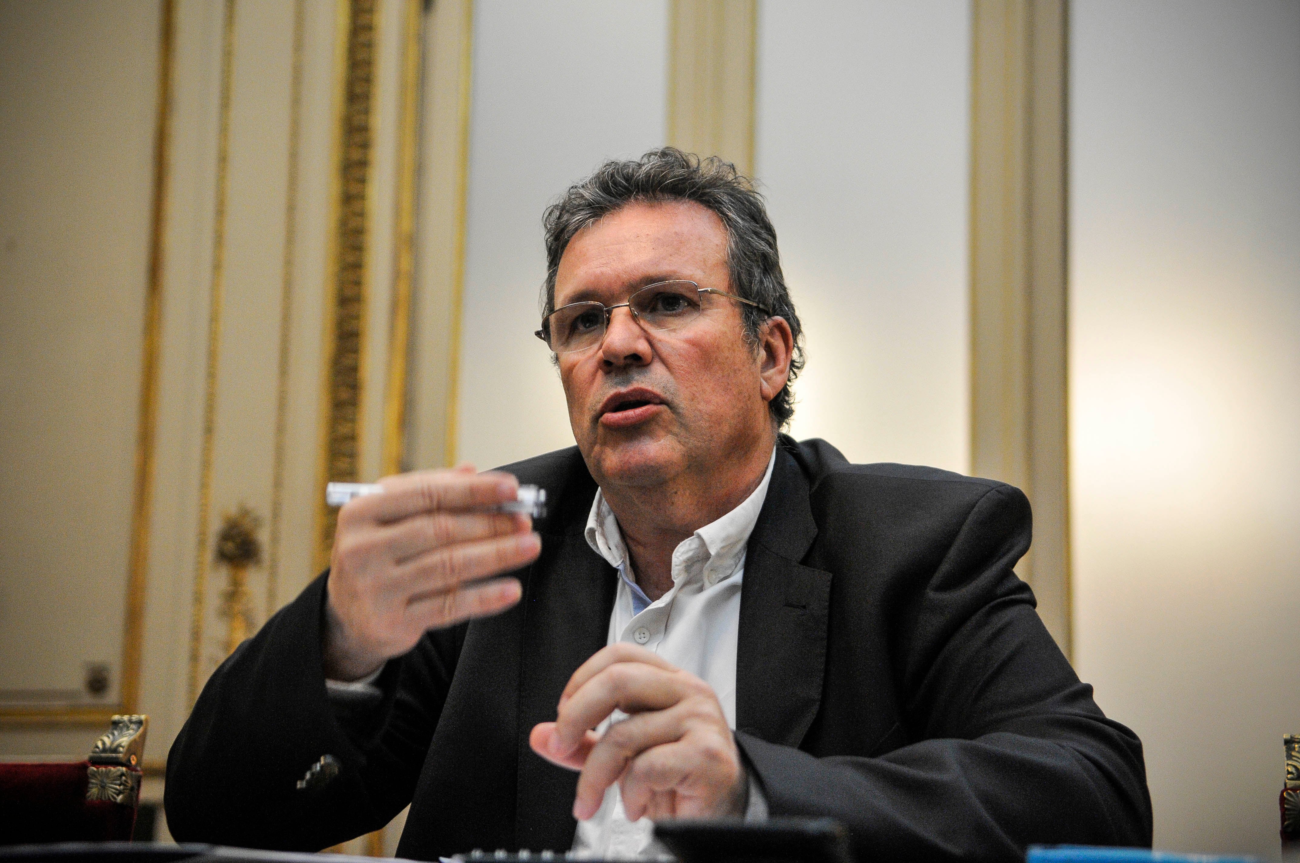 Tristán Bauer define su tarea como de "reconstrucción". 