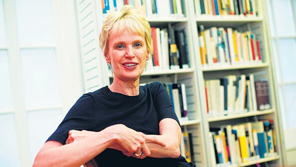 Hustvedt es autora de El verano sin hombres y Todo cuanto amé, entre otros títulos.