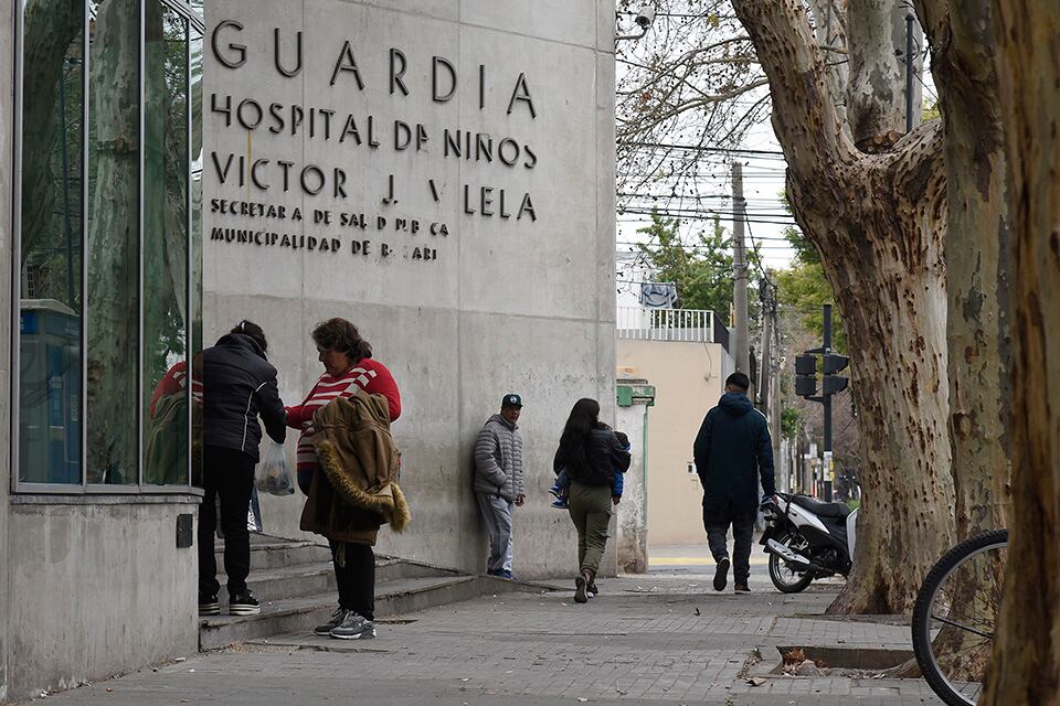 En el Hospital Vilela le salvaron la vida al chico, que llegó sin poder respirar por sí mismo.