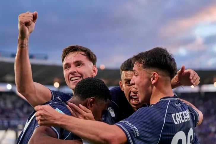 La T festeja el gol de Ortegoza