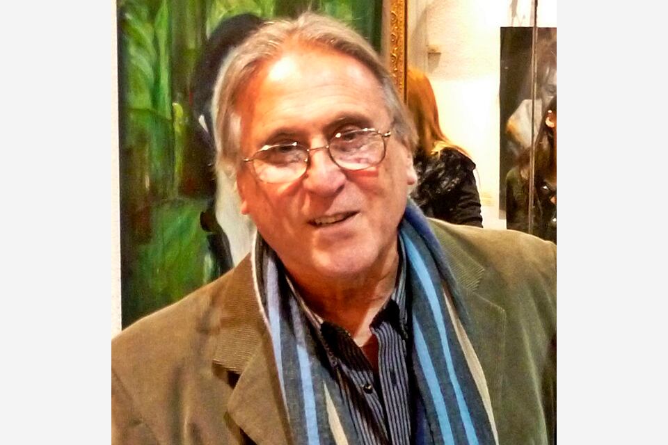 Jorge Yunis es psicoanalista y reside en la ciudad de Santa Fe. 