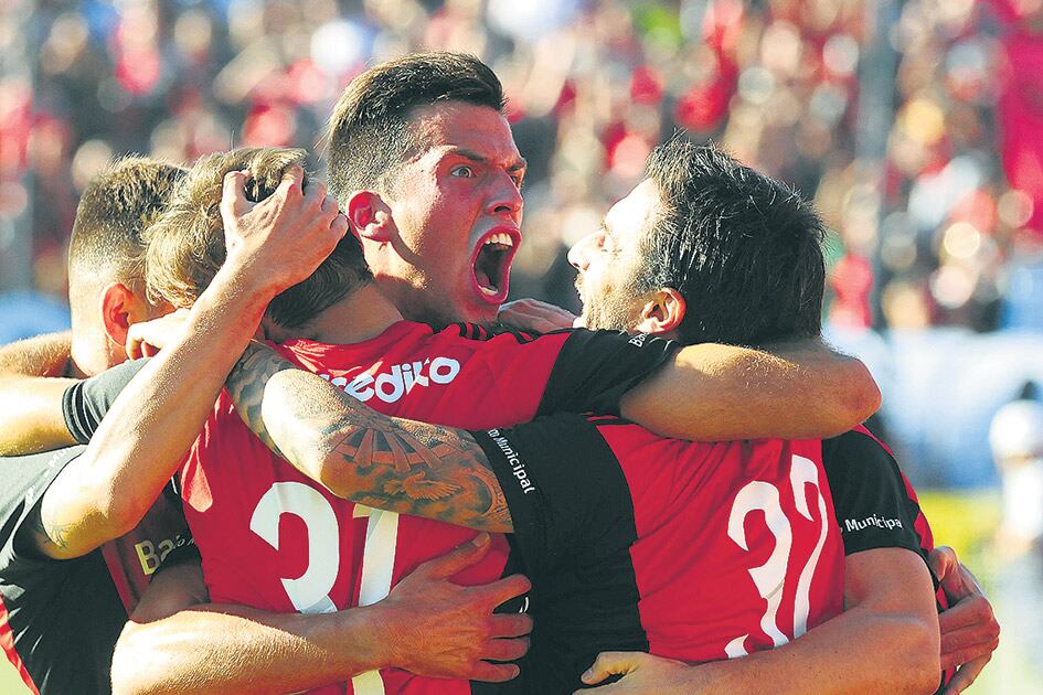Scocco, que tuvo una tarde perfecta, festeja con sus compañeros.