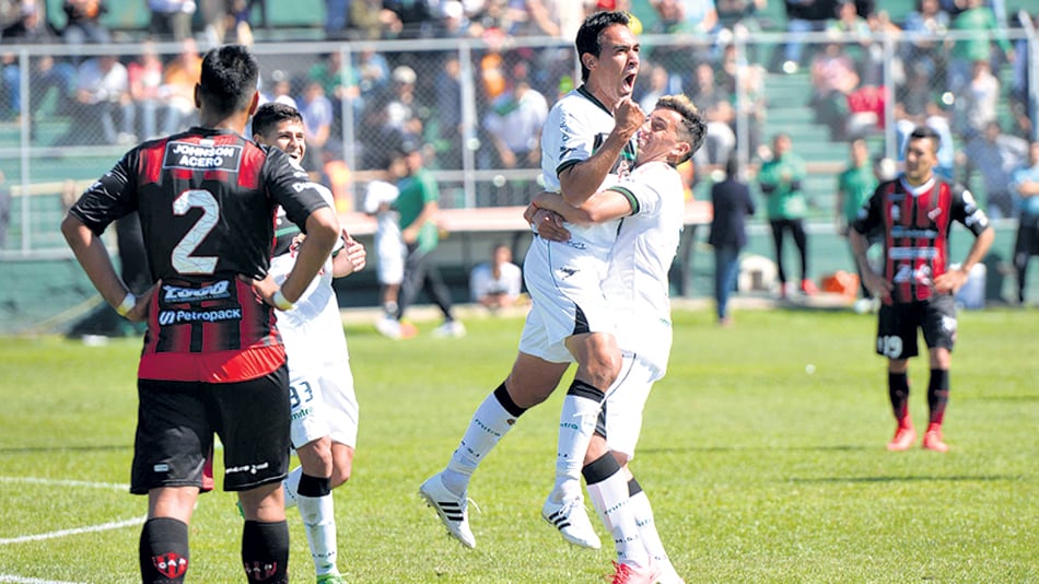 Gelabert pega el grito de gol en andas de un compañero.