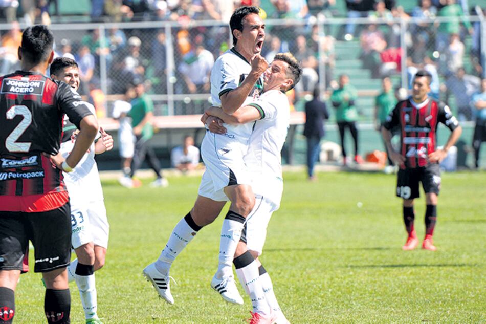 Gelabert pega el grito de gol en andas de un compañero.
