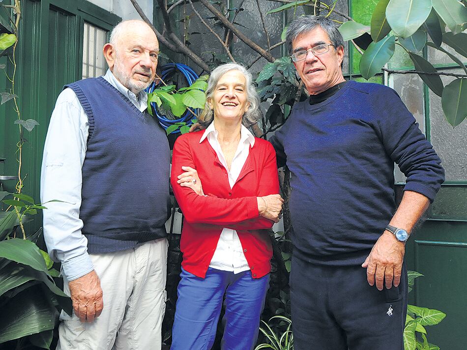 Briski y Bartís junto a Elvira Onetto, la coordinadora del espectáculo, que va los viernes en el CCC.