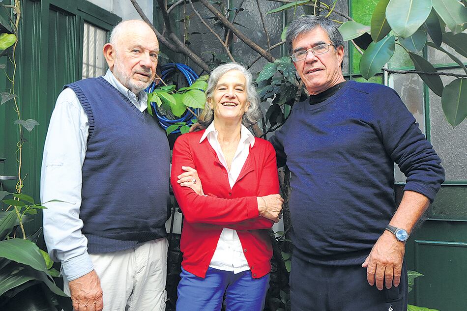 Briski y Bartís junto a Elvira Onetto, la coordinadora del espectáculo, que va los viernes en el CCC.