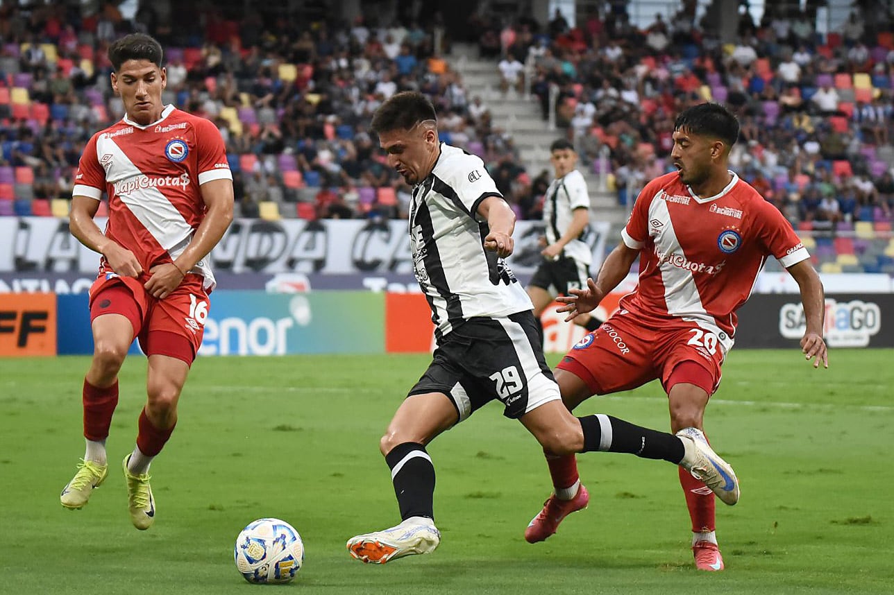 Argentinos dominó con claridad, pero no lo supo rematar