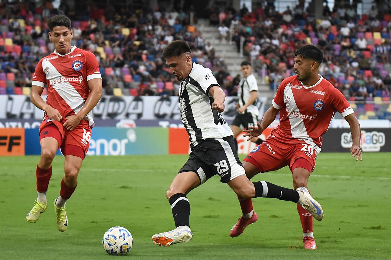 Argentinos dominó con claridad, pero no lo supo rematar