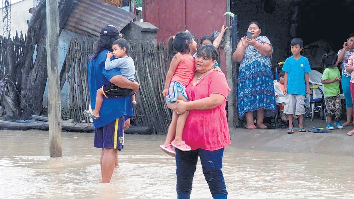 La inundación mantiene aisladas a unas 3500 familias.