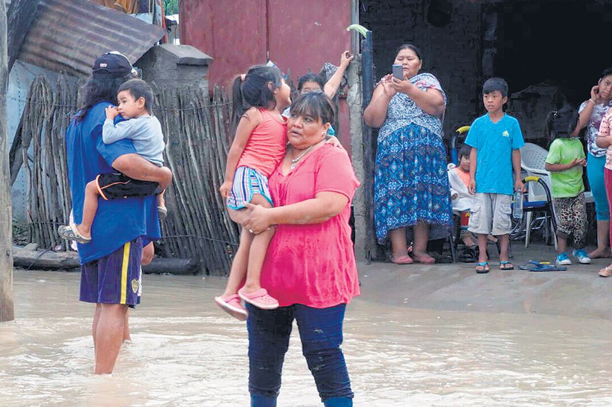 La inundación mantiene aisladas a unas 3500 familias.