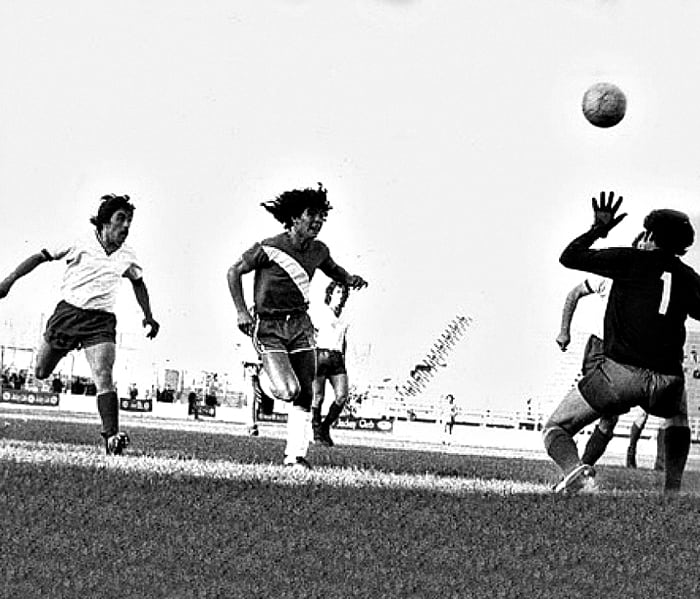 Diego mira cómo la pelota supera al arquero Lucangioli.
