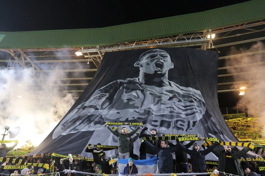 Hinchas rinden homenaje al futbolista argentino Emiliano Sala, antes del partido de fútbol de la Liga Francesa entre Nantes y Saint Etienne, en el estadio La Beaujoire en Nantes, Francia, 30 de enero de 2019.