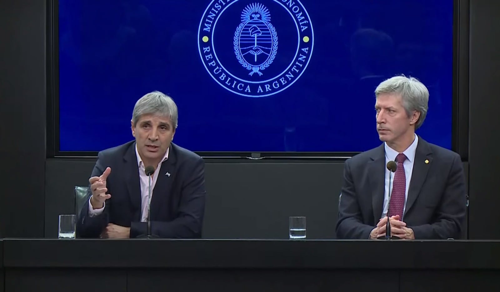 El ministro de Economía, Luis Caputo, y el presidente del Banco Central, Santiago Bausilli.