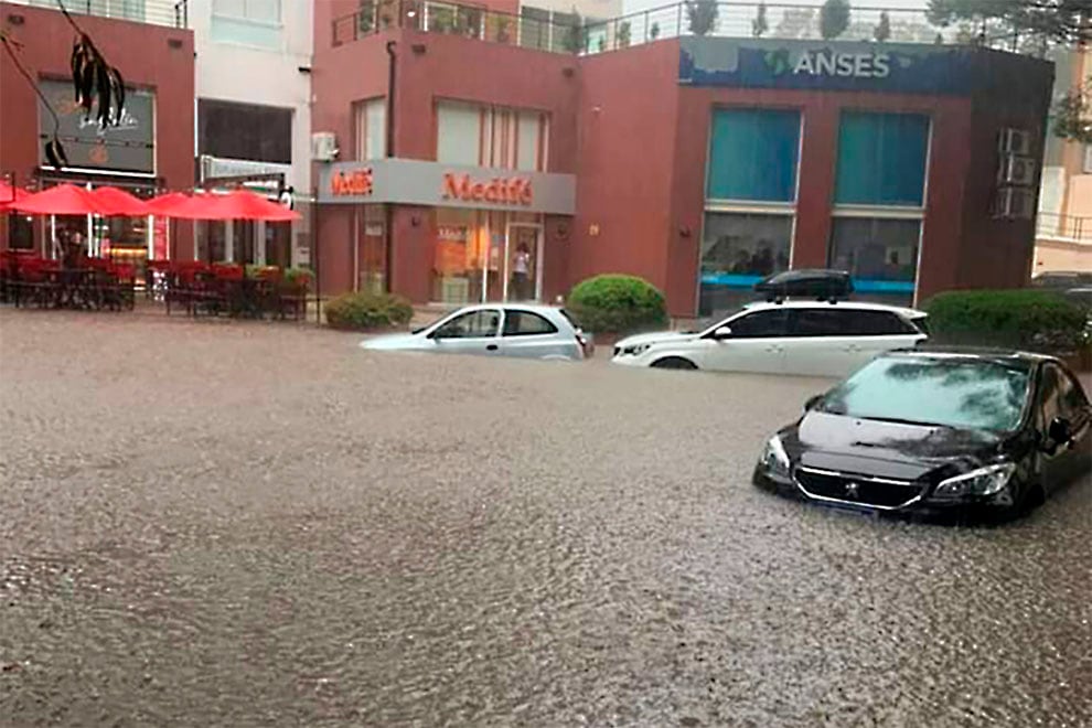 Las inundaciones generaron daños en veredas y calzadas.