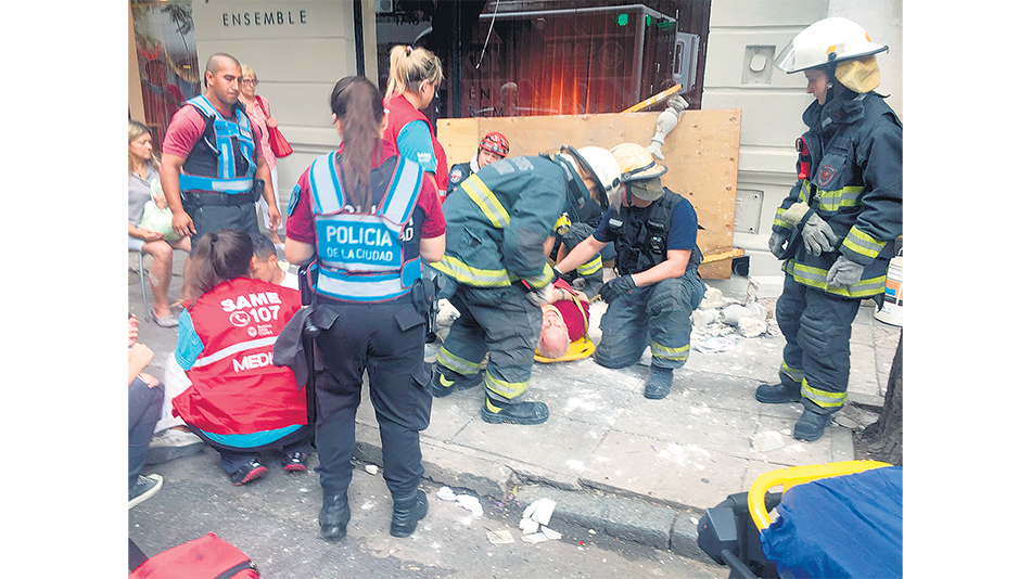 Los bomberos trabajando en el área alrededor del edificio de Guido al 1700.